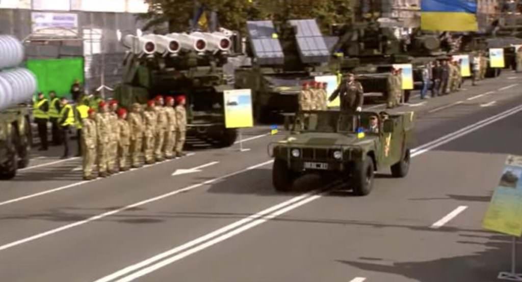 На Хрещатику почався військовий парад