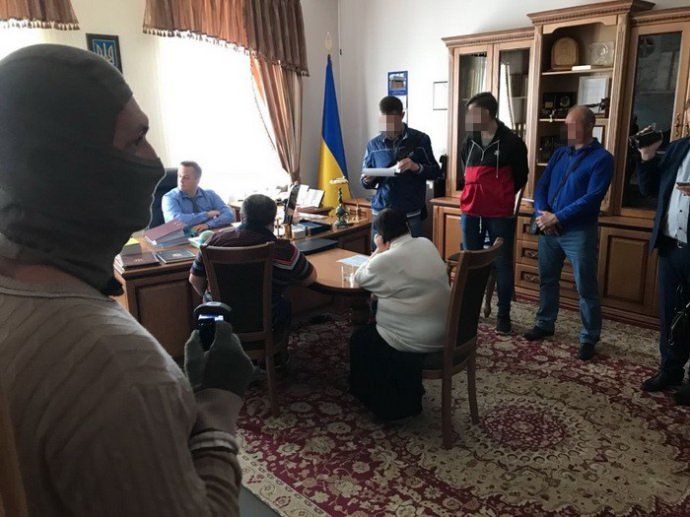 Судді “погоріли” на хабарі в 300 тисяч доларів Назару Холодницькому