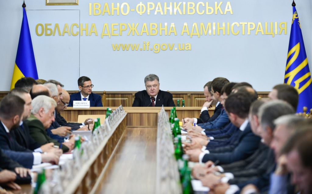 Порошенко доручив припинити незакону вирубку лісів у Карпатах