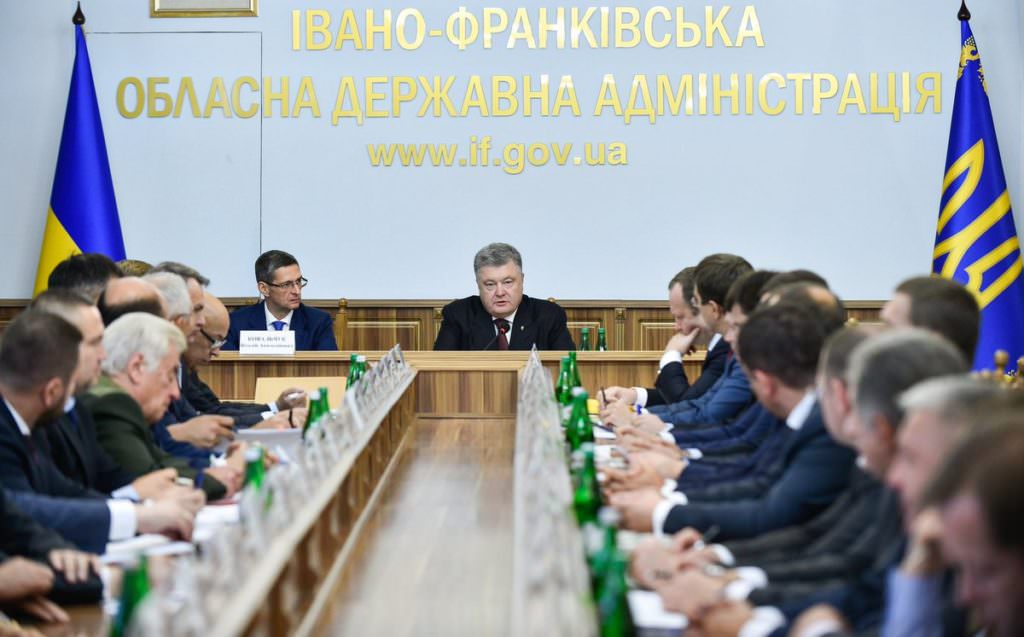 Порошенко доручив подати в суд на РФ через будівництво Керченського мосту