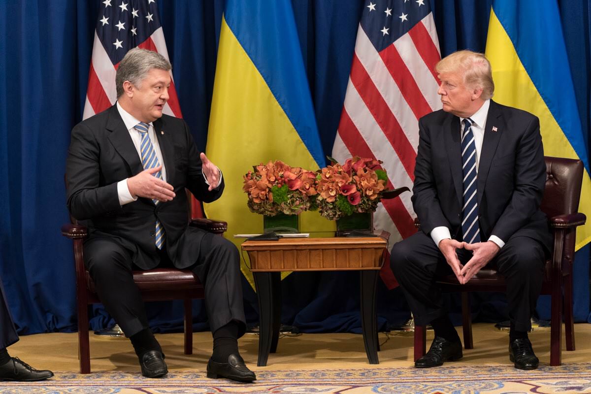 Петро Порошенко та Дональд Трамп під час зустрічі 21 вересня 2017 року