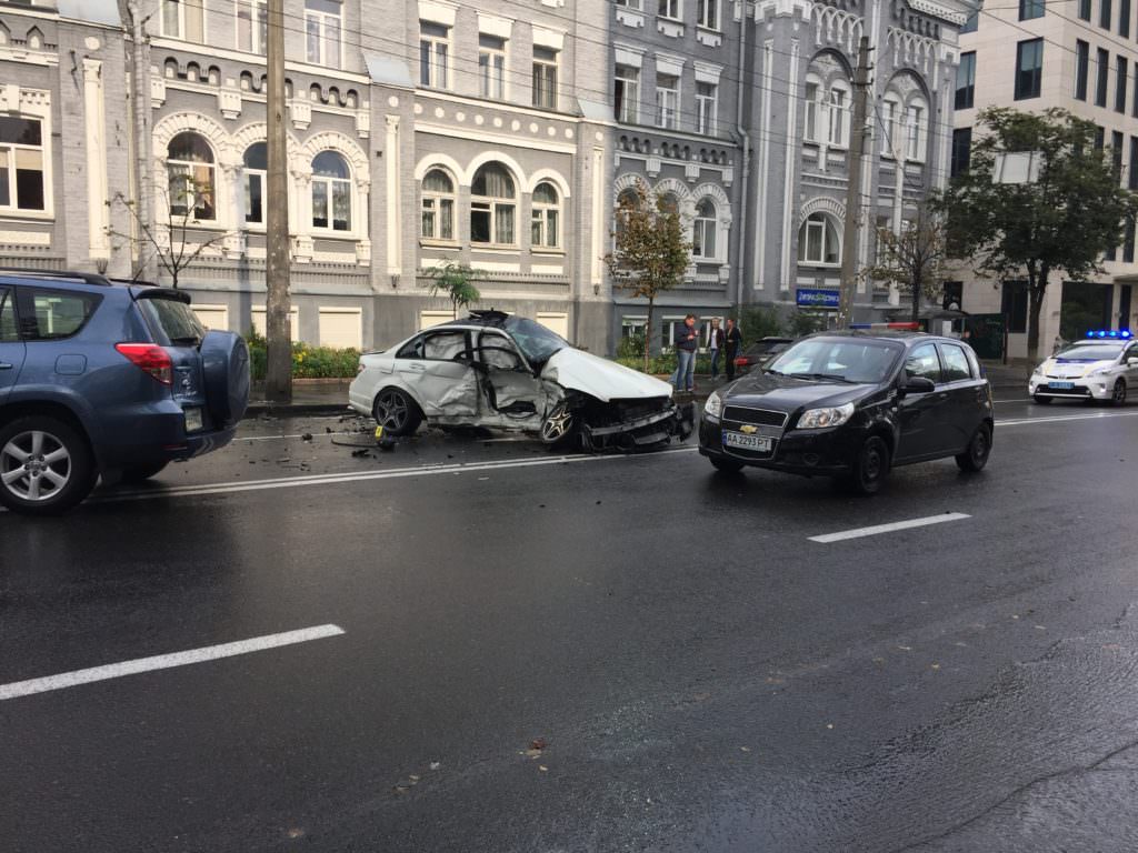 Жахлива ДТП на Лук’янівці: фото “Прямого” з місця події