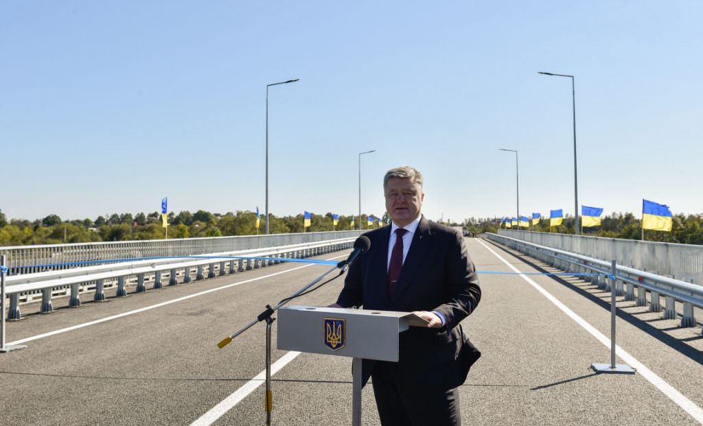 Петро Порошенко на Прикарпатті відкрив міст, який у 2008 році зруйнувала повінь