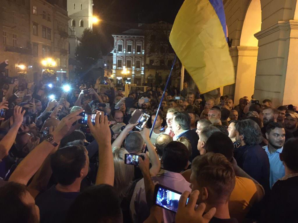 Саакашвілі під львівською ратушею дав брифінг журналістам