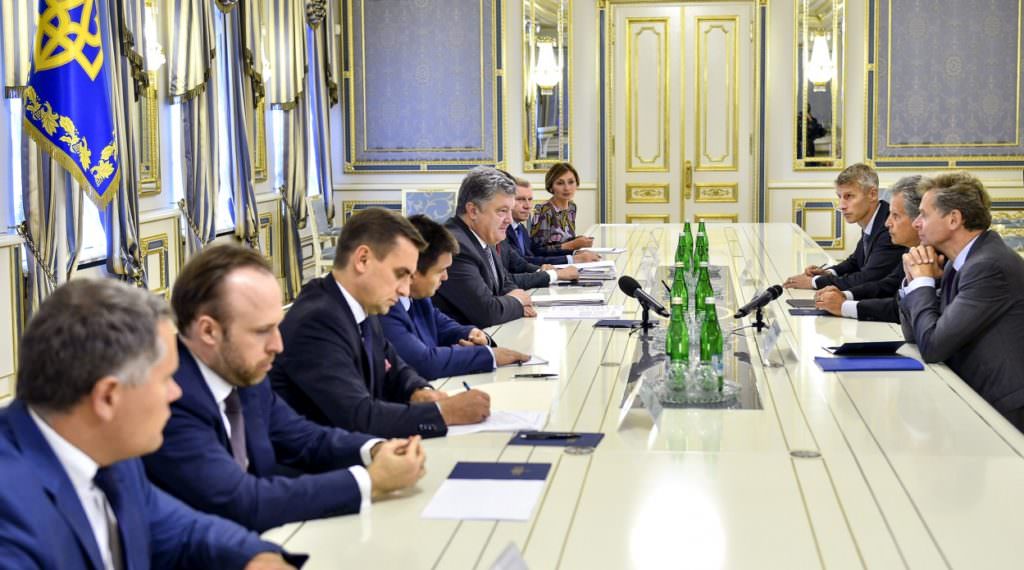 Порошенко обговорив з заступником МФВ освітню, медичну і пенсійну реформи