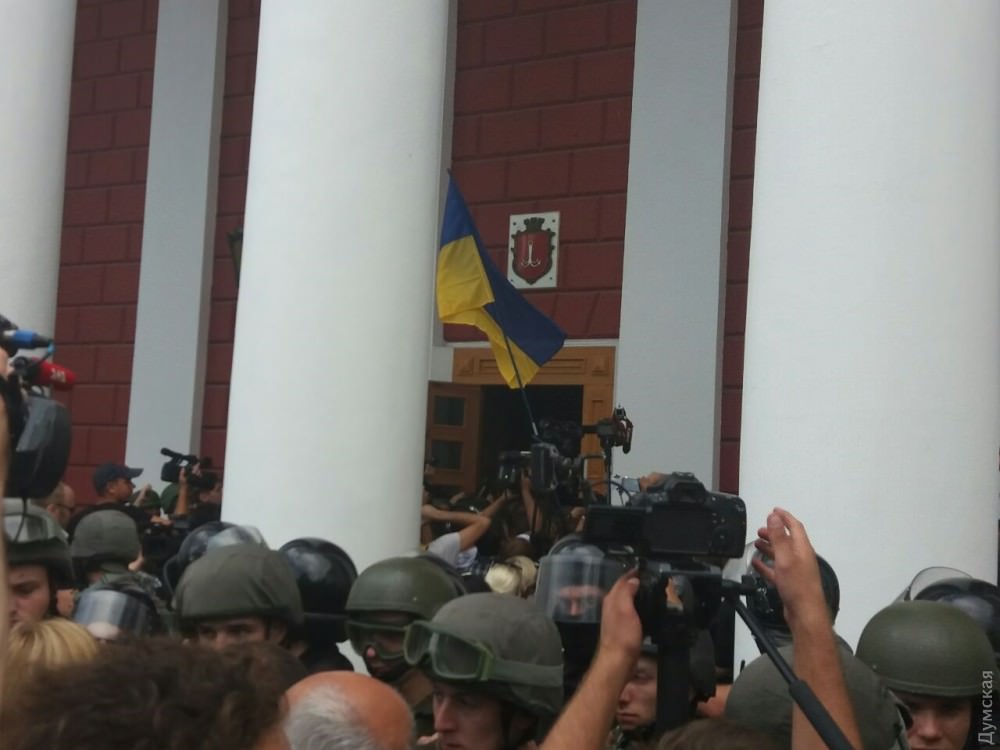 Після сутичок з Нацгвардією до Одеської міськради прорвались активісти