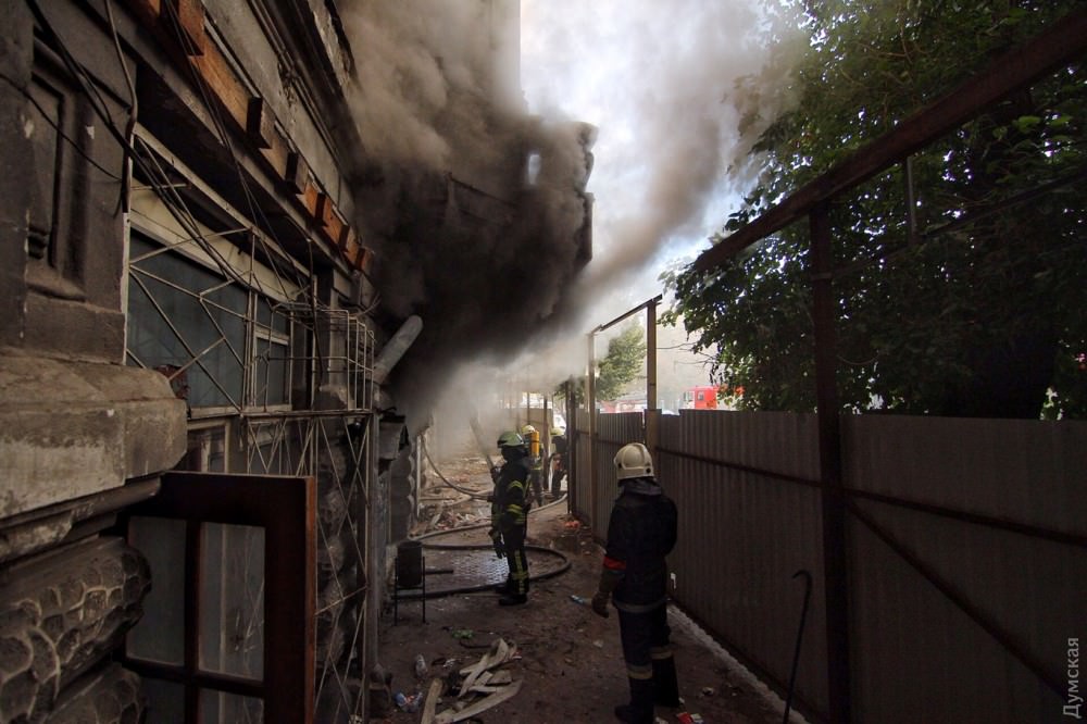 В Одесі пожежа у будинку Руссова: опубліковані фото та відео