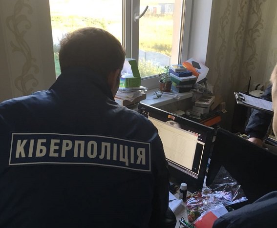Кіберполіція викрила екс-посадовця, який торгував персональнми даними українців