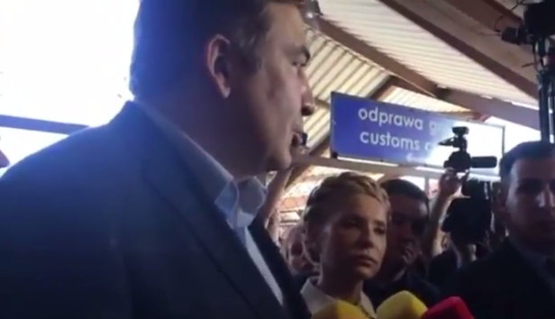 Саакашвілі пересідає на автобус і їде на пункт пропуску “Краковець”