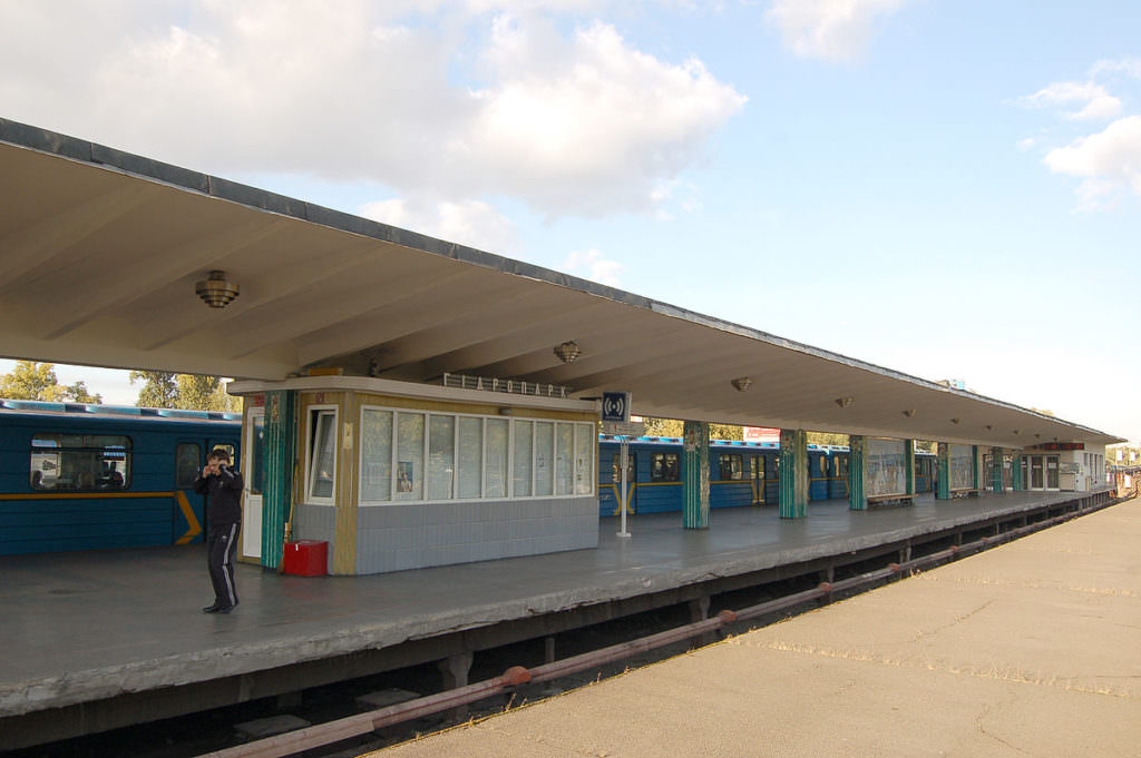 У Києві під потяг метро потрапив 33-річний чоловік