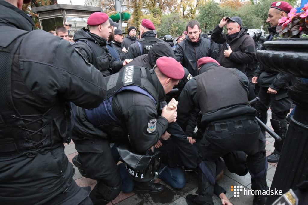 Під Верховною Радою почалась сутичка: є затримані