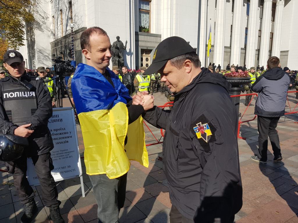 Під Радою стоять ряжені тітушки, які ніяк не причетні до батальйону “Донбас” – Власенко
