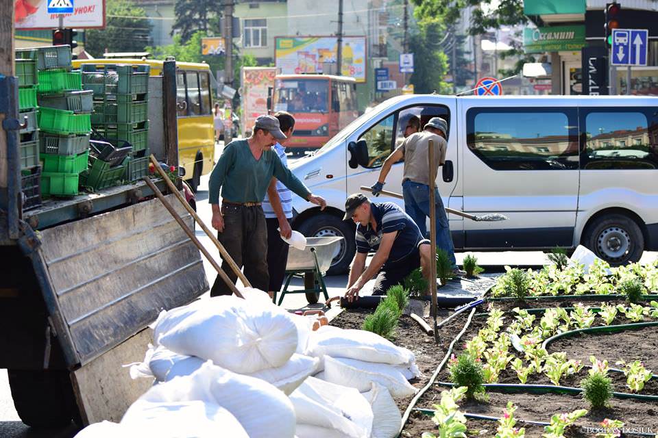 Хабарі по клумбах: ГПУ знайшла 105 тис доларів під час обшуку у службовців Вінницької митниці