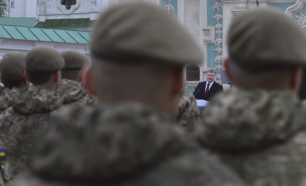 Коли я дивлюся в очі наших воїнів – відчуваю, як ми щодня стаємо сильнішими, – Порошенко