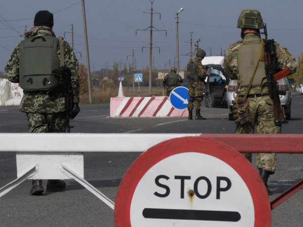 Снайпер поранив українського прикордонника на пункті пропуску “Мар’їнка”