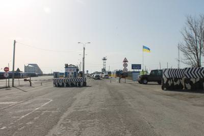 Російські окупанти повністю заблокували рух через адмінкордон з Кримом