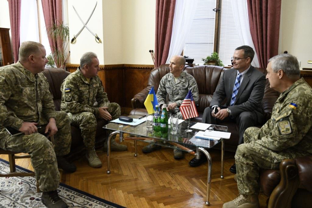 Муженко хоче залучити до охорони складів фахівців зі США