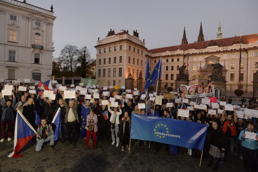 Чехи вийшли на мітинг біля резиденції Земана через його заяви про Крим