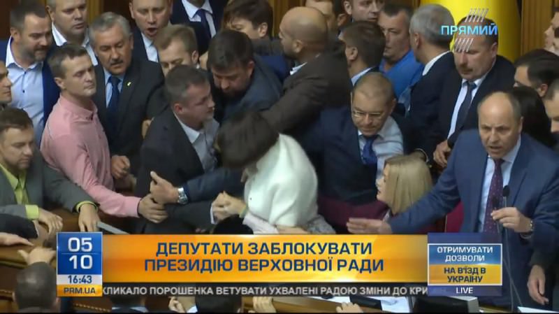 Депутати “Самопомочі” заблокували трибуну Ради, почалися сутички між парламентарями