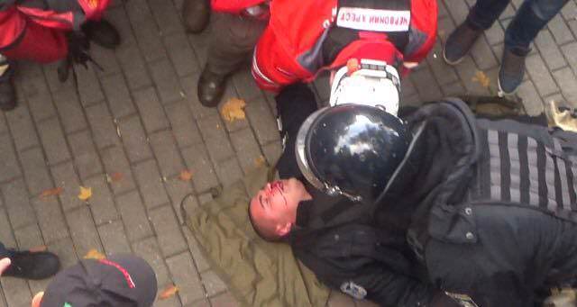 Нападника на поліцейського на мітингу під Радою заарештували на 2 місяці