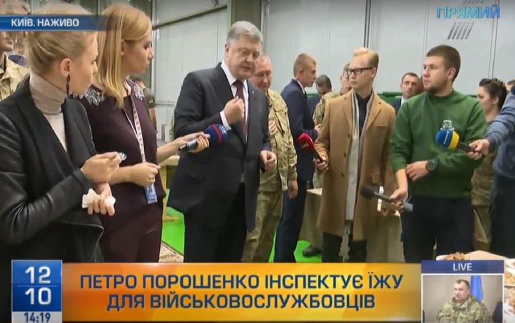 Українська армія першою у світі включила перші страви до сухпайку – Порошенко