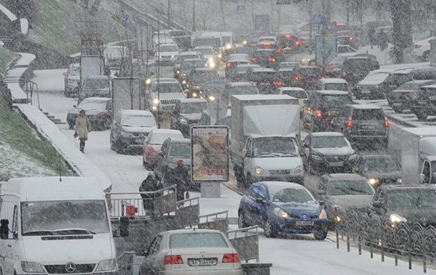Київська влада закликала водіїв утриматись від поїздок на власних авто