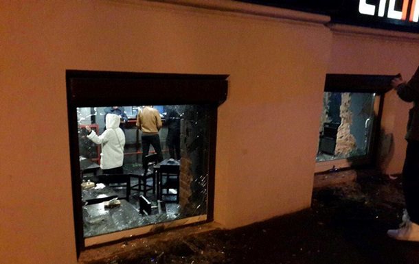 У Харкові затримали 52 футбольних фанатів, які розгромили паб