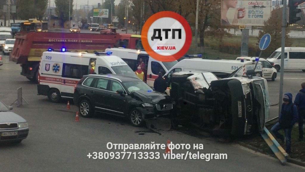 На столичной Оболони внедорожник врезался в микроавтобус, есть пострадавшие — корреспондент «Прямого»
