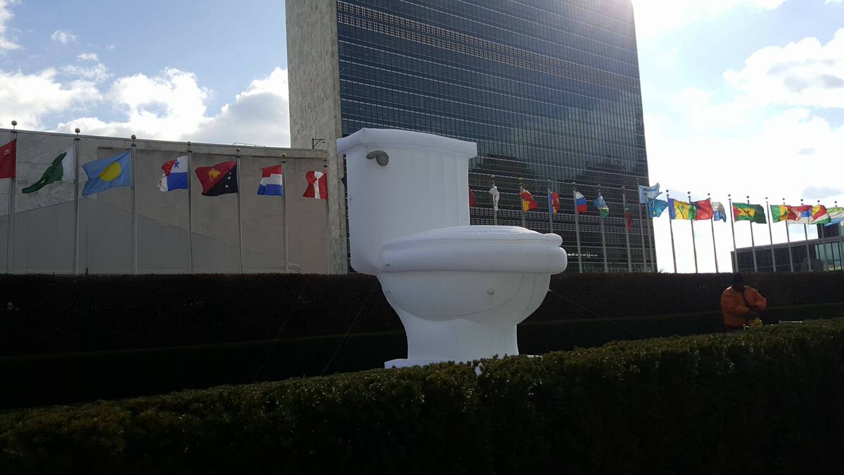 Всесвітній день туалету. Надувний унітаз навпроти ООН