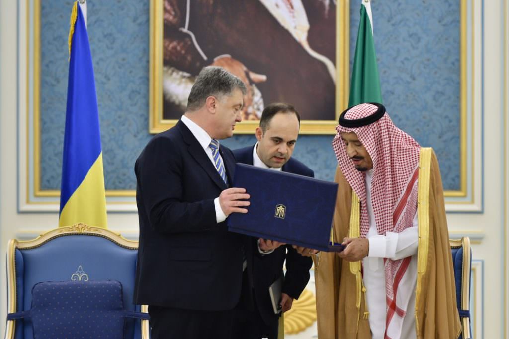 Порошенко наградил короля Саудовской Аравии почетным орденом