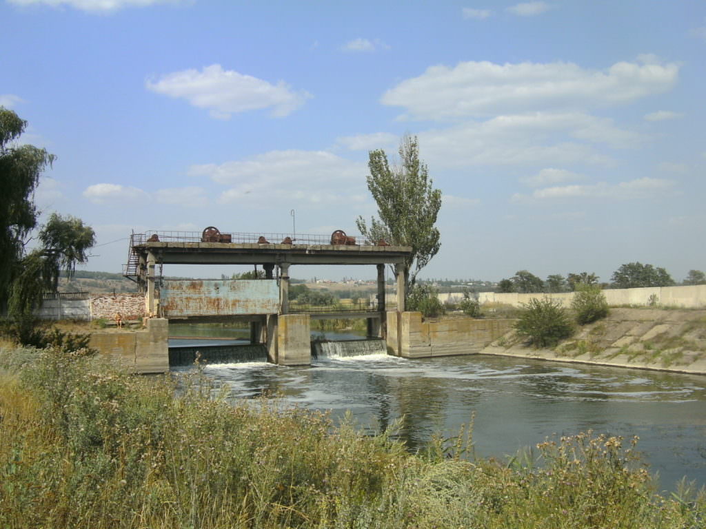 На Донбасі внаслідок обстрілу пошкоджено греблю