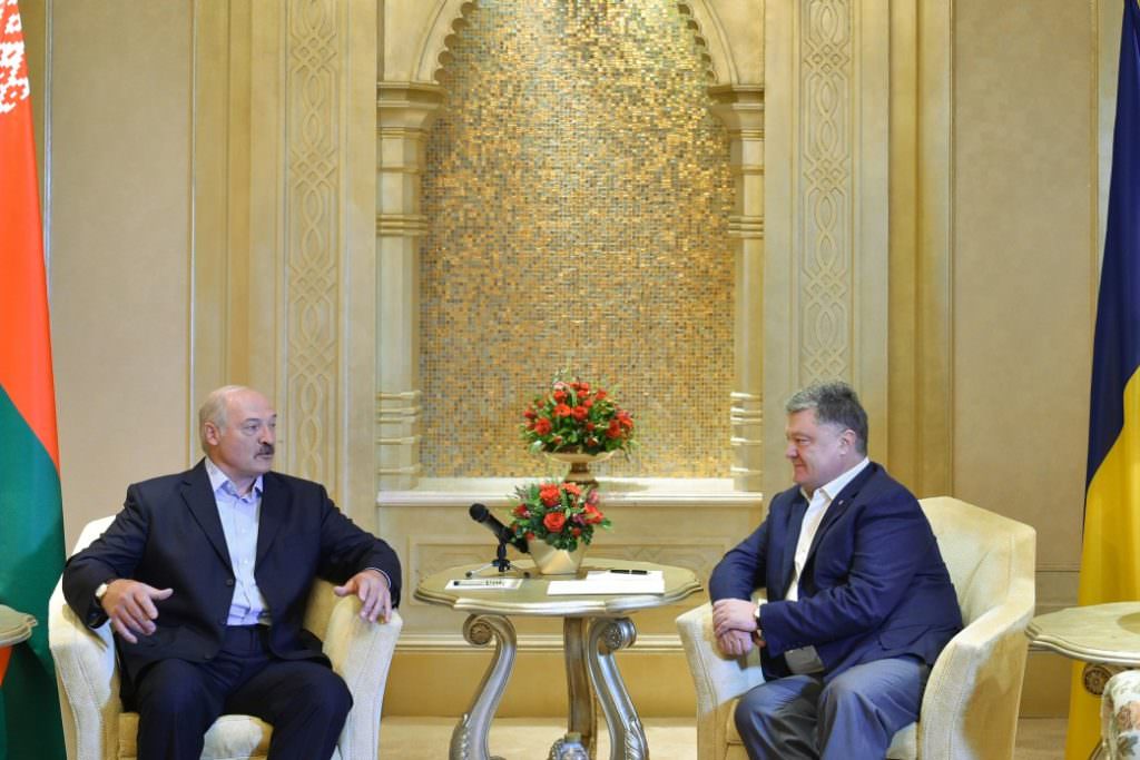 Порошенко встретился с президентом Беларуси в Объединенных Эмиратах