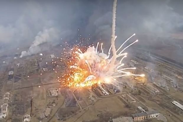 На складе боевиков «ДНР» произошел взрыв: снарядами накрыло Донецк