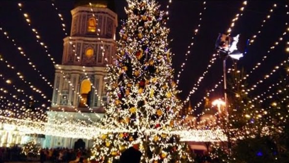 Головну ялинку столиці “запалять” декілька кілометрів неонових гірлянд