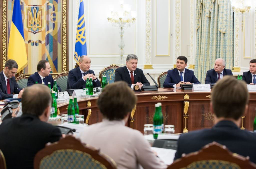 Дипломати – теж наша армія: Порошенко очікує від Ради прийняття нового закону про дипслужбу