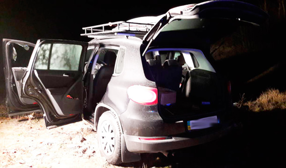 Озброєне пограбування автівки на Житомирщині: нападники вкрали 30 кг золота
