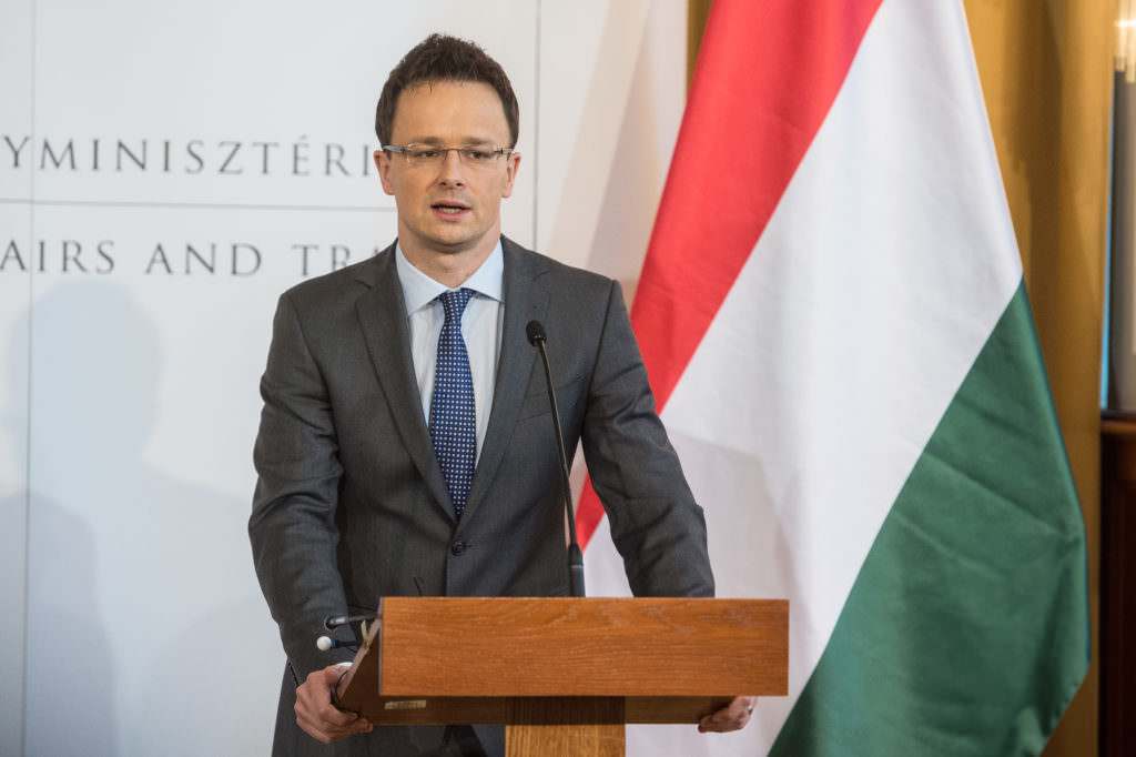 Угорщина вимагає покарати осіб, які зірвали угорський прапор на Закарпатті