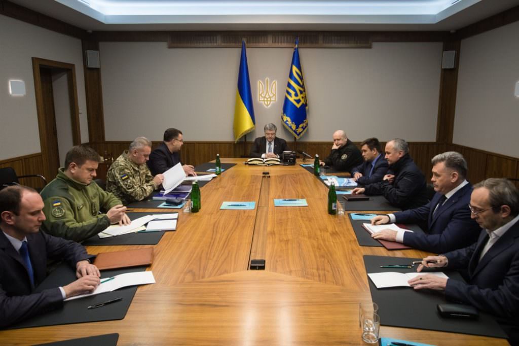 Російські танки перетнули український кордон: Порошенко сликав воєнний кабінет РНБО