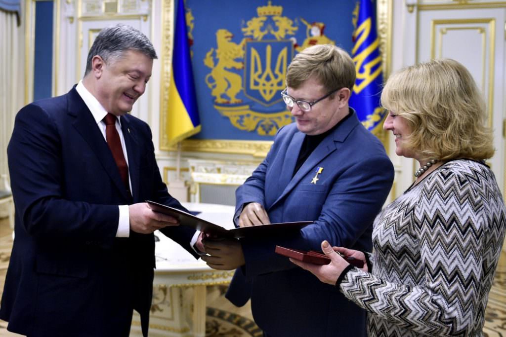 Герой Украины Жемчугов получил от Порошенко ордер на новую квартиру