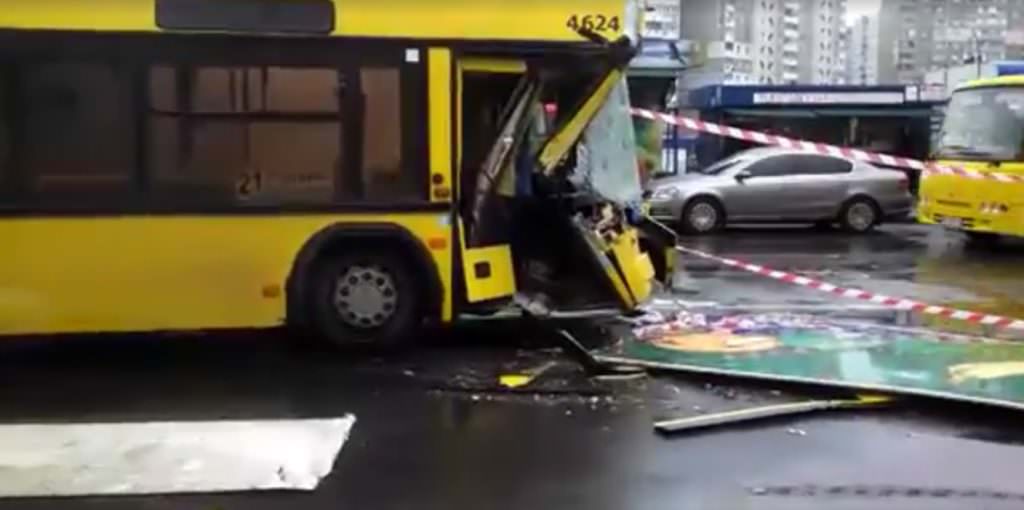У Києві автобус з пасажирами протаранив вантажівку, є постраждалі