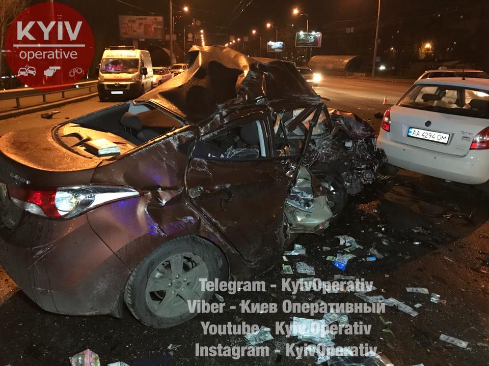 Смертельное ДТП в Киеве: автомобиль на полной скорости вылетело на встречную полосу