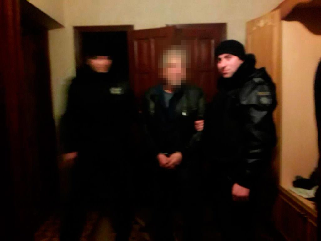 В Одесской области вооруженный мужчина взял в заложники жену и дочь