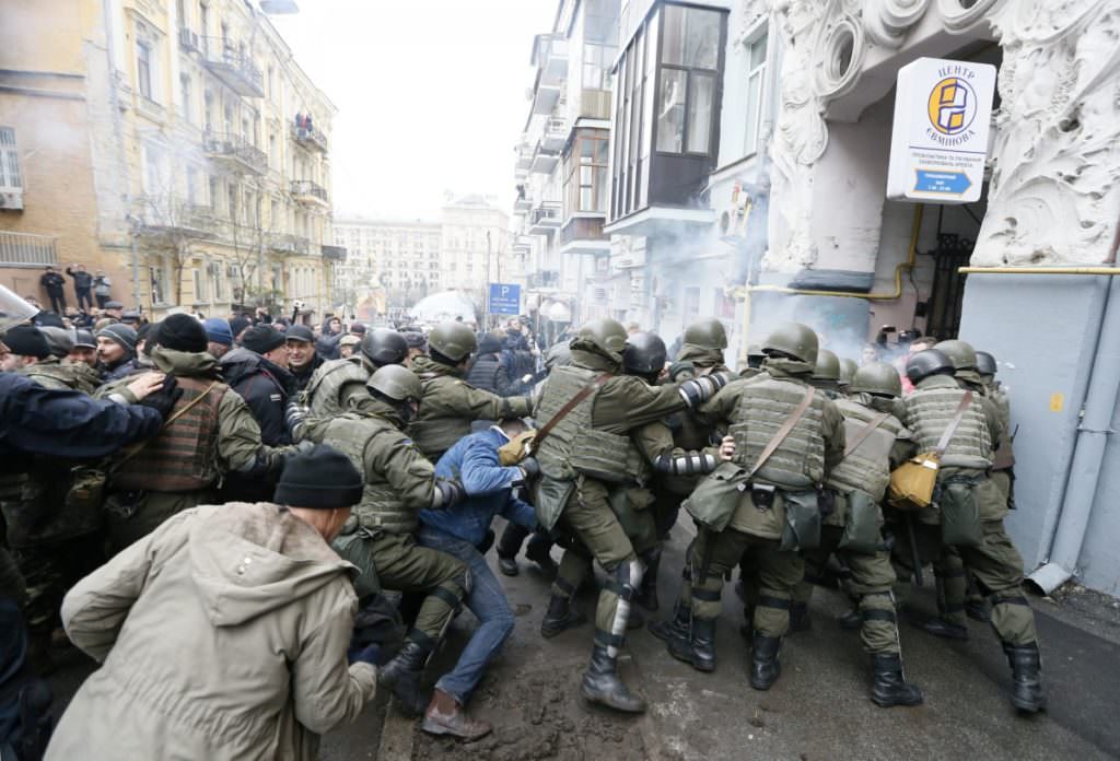 Сутички на Костьольній між правоохоронцями та прихильниками Саакашвілі: є постраждалі