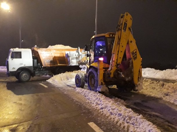 Боротьба зі снігом: у Києві за добу вивезли понад 12 тисяч тонн