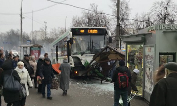 У Москві автобус врізався у зупинку з людьми: є постраждалі