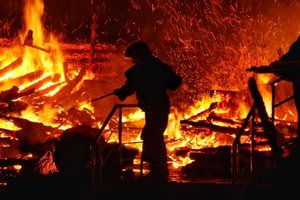 Трое детей едва не сгорели в страшном пожаре на Житомирщине — подробности «Прямого»