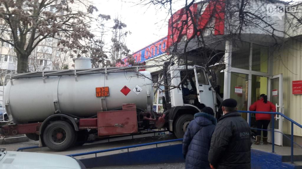 В Одессе бензовоз протаранил четыре машины и въехал в магазин (фото)