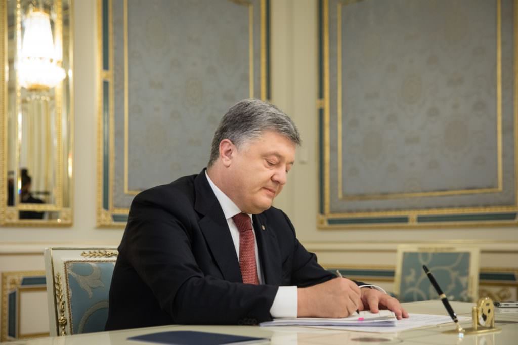 Порошенко подписал закон о финансировании крымских телерадиокомпаний
