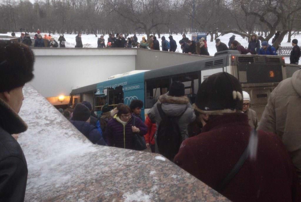 В Москве автобус протаранил толпу и влетел в подземный переход: много погибших