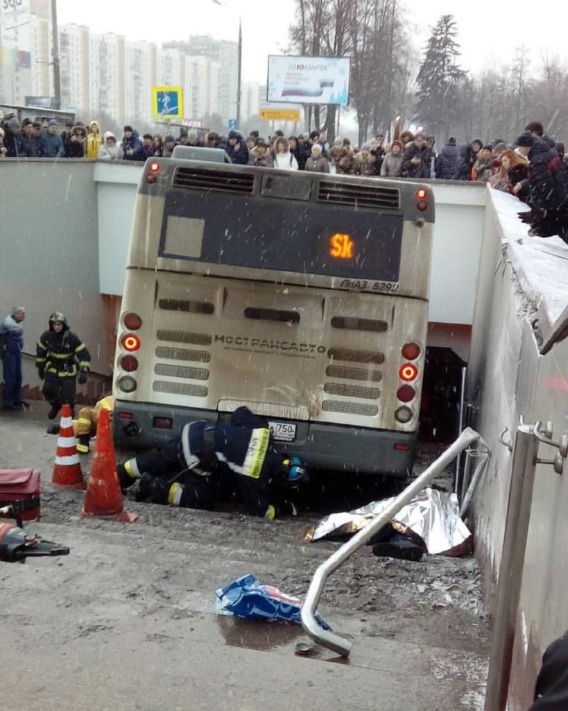 Страшний наїзд автобусу на людей в Москві: водій назвав причину аварії